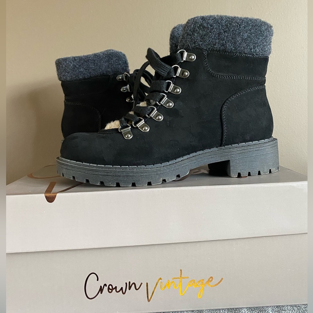 NWT Crown Vintage Boots Size 6